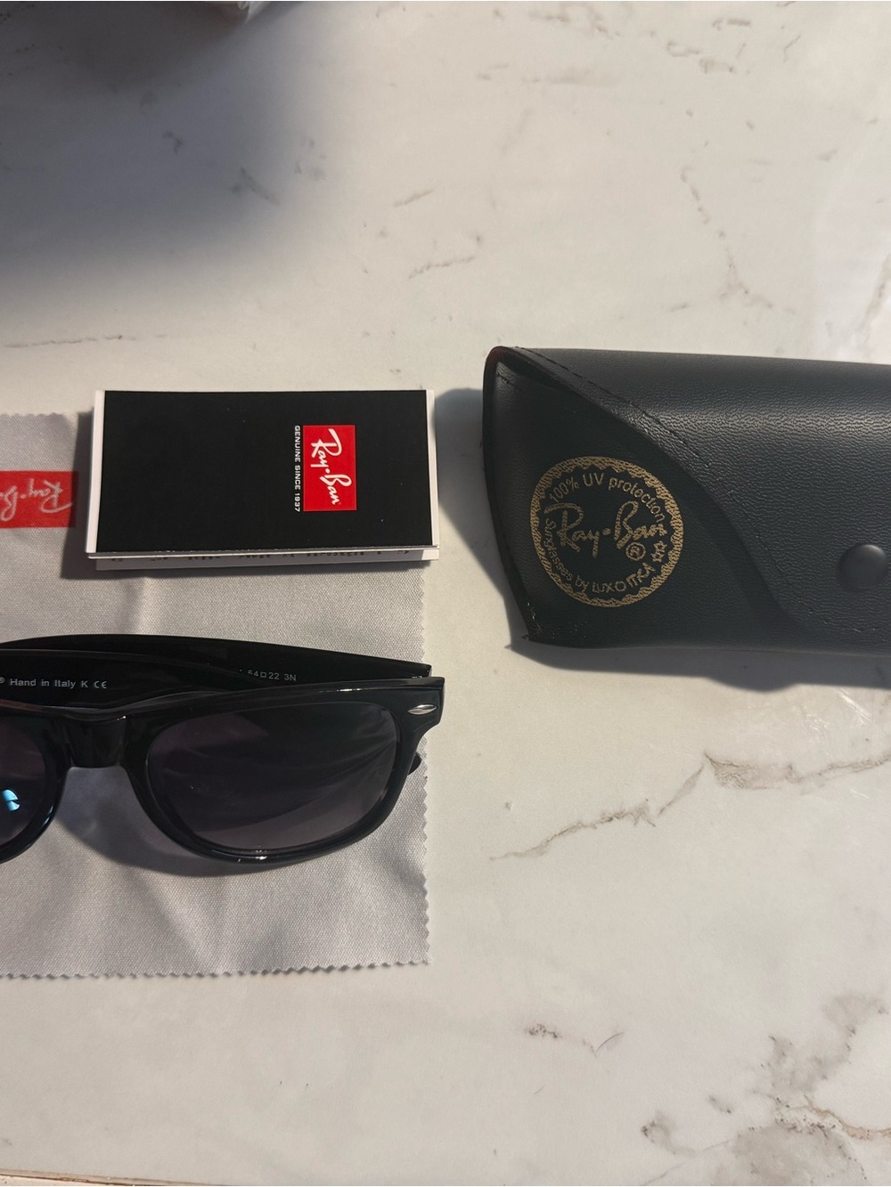 Ray-Ban Wayfarer, Black Sunglasses with Case